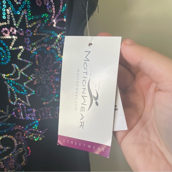 Motion wear NWT Black tank top with a sprinkle design on the front - Picture 3 of 5